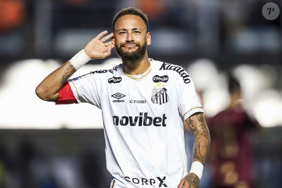 Neymar vai ganhar do Santos quase R$ 1 milhão/mês só em relação à dívida por direitos de imagem