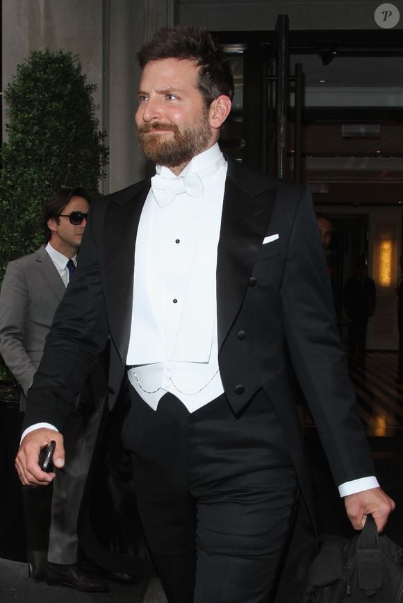 Bradley Cooper engordou 18 kg para o filme 'American Sniper', dirigido por Clint Eastwood; astro veterano completa 96 anos em 2026