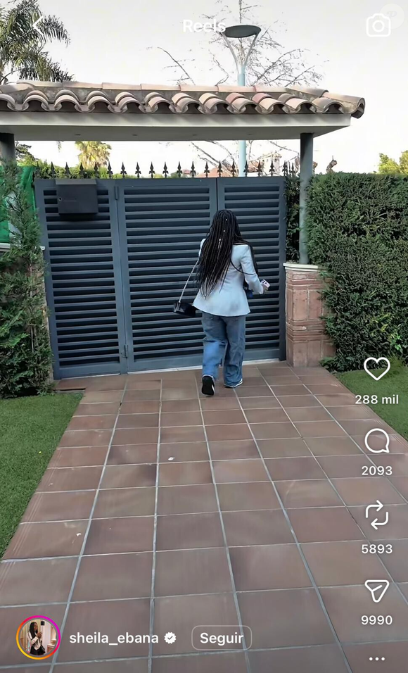 Conheça a área externa da casa de Sheila Ebana, mãe de Lamine Yamal. O jardim chama atenção pela piscina circular, pela ampla varanda e pelo espaço dedicado ao pequeno Keyne