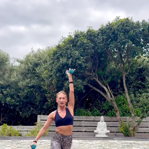 Mais um afundo, desta vez com arco e abdominal lateral, está presente na rotina de treinos de Anne Hathaway