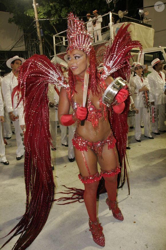 Viviane Araújo estreou pelo Salgueiro em 2008 e, para o primeiro desfile, usou a tradicional cor vermelha da escola de samba