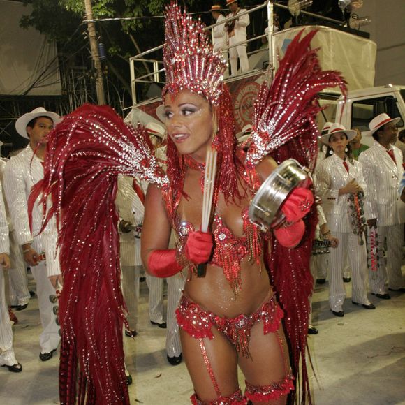 Viviane Araújo estreou pelo Salgueiro em 2008 e, para o primeiro desfile, usou a tradicional cor vermelha da escola de samba