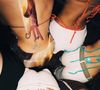 Mel Maia e amigas também 'fizeram tatuagens' de borboletas brilhantes próximas ao bumbum