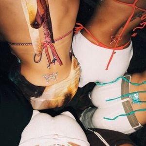 Mel Maia e amigas também 'fizeram tatuagens' de borboletas brilhantes próximas ao bumbum