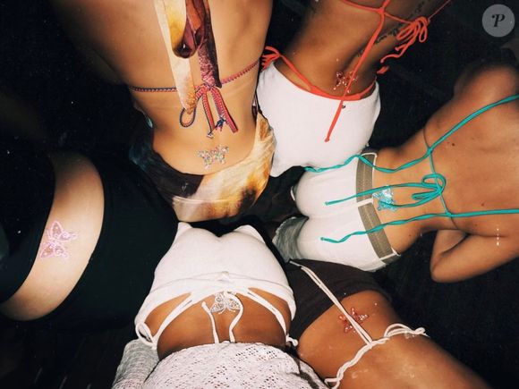 Mel Maia e amigas também 'fizeram tatuagens' de borboletas brilhantes próximas ao bumbum