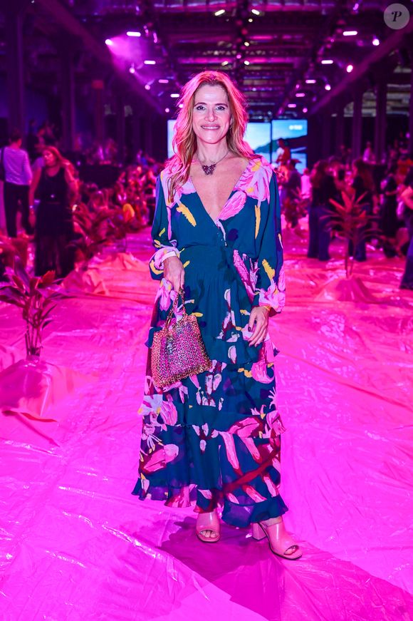 Rio Fashion Week 2026: o vestido com estampas florais e camadas de Ingrid Guimarães chamou atenção