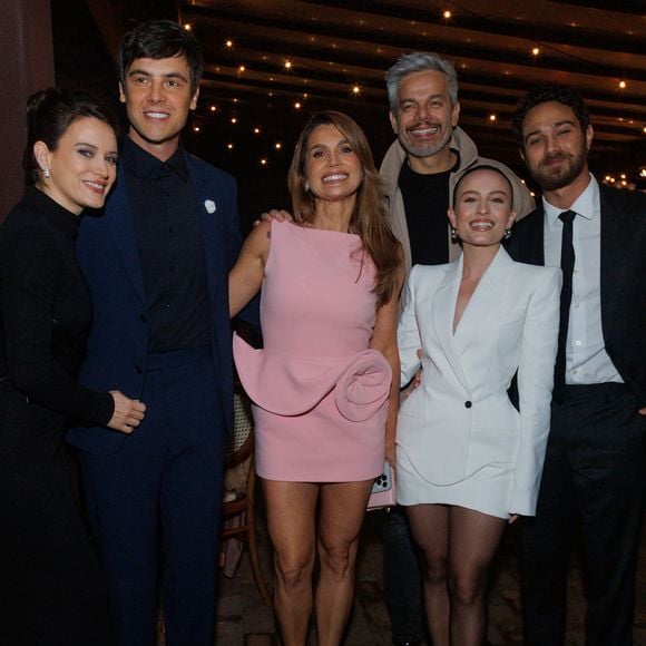 Bianca Bin e Flávia Alessandra posaram com os respectivos maridos, Sérgio Guizé e Otaviano Costa, e o casal Larissa Manoela e André Luiz Frambach