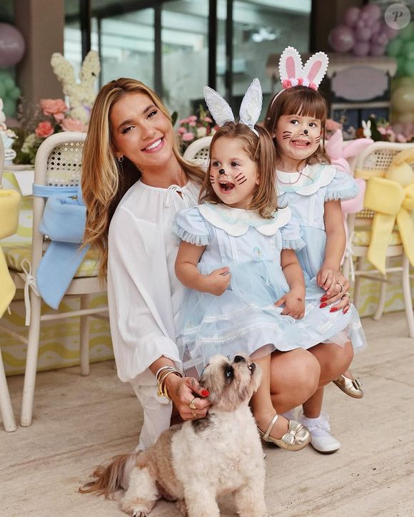 Virginia com as filhas Maria Flor e Maria Alice: união familiar em celebração antecipada da Páscoa.