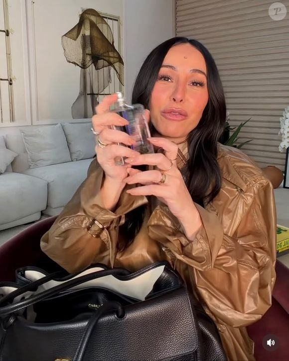 Sabrina Sato também leva na bolsa uma fragrância que costuma usar para fazer suas misturas. Apesar de ela não revelar o nome no vídeo, seguidores apontaram nos comentários para o Molecule 01, da Escentric Molecules