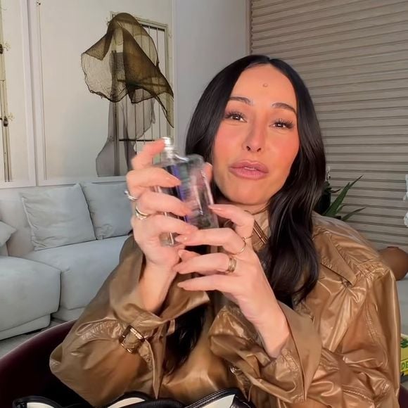 Sabrina Sato também leva na bolsa uma fragrância que costuma usar para fazer suas misturas. Apesar de ela não revelar o nome no vídeo, seguidores apontaram nos comentários para o Molecule 01, da Escentric Molecules