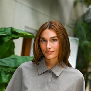 Com corte preciso e ombros marcados, peça valoriza a cintura e evidencia feminilidade de forma sutil