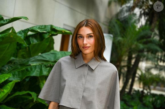 Com corte preciso e ombros marcados, peça valoriza a cintura e evidencia feminilidade de forma sutil