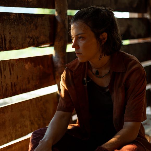 Em 'Rio de Sangue', Luiza (Alice Wegmann) é uma médica em missão em terras indígenas quando acaba sequestrada por garimpeiros ilegais