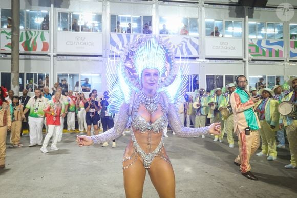 Fantasia reluzente de Paolla Oliveira na Grande Rio: atriz representou a Lua à frente dos ritmistas da escola
