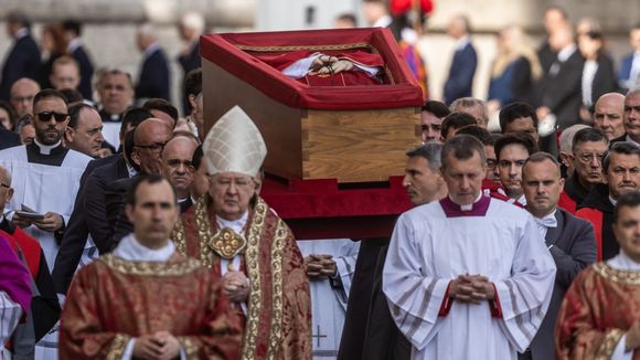 Água benta, moedas e selos oficiais: como será o fim do velório e o sepultamento do Papa Francisco?