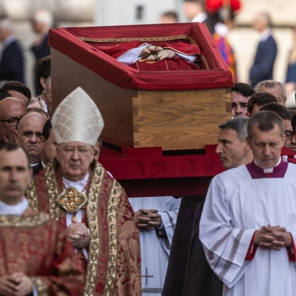 Enterro do Papa Francisco: caixão vai receber selos e saco de moedas depositado junto ao corpo