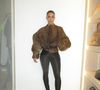 A socialite Kim Kardashian é conhecida por ousar em seus trajes super extravagantes e looks icônicos.