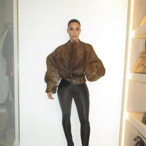 A socialite Kim Kardashian é conhecida por ousar em seus trajes super extravagantes e looks icônicos.