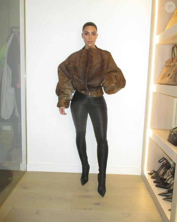 A socialite Kim Kardashian é conhecida por ousar em seus trajes super extravagantes e looks icônicos.