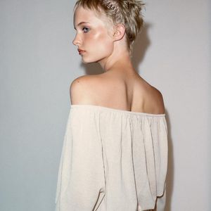 Na cor areia, a blusa de tricô da Zara combina decote barco, mangas amplas e acabamento com franzidos em uma peça sofisticada de R$ 229,00