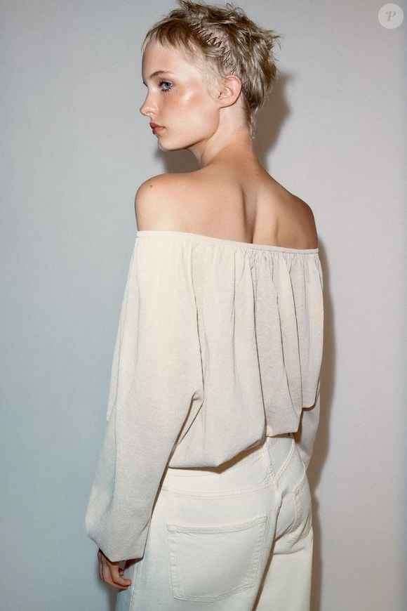 Na cor areia, a blusa de tricô da Zara combina decote barco, mangas amplas e acabamento com franzidos em uma peça sofisticada de R$ 229,00