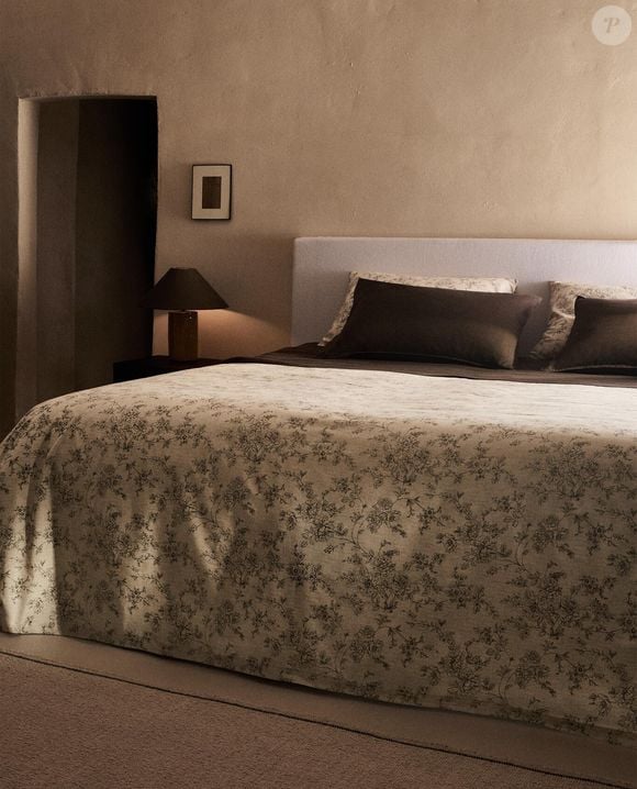 2. Capa de edredom com estampado floral é feita com 200 fios