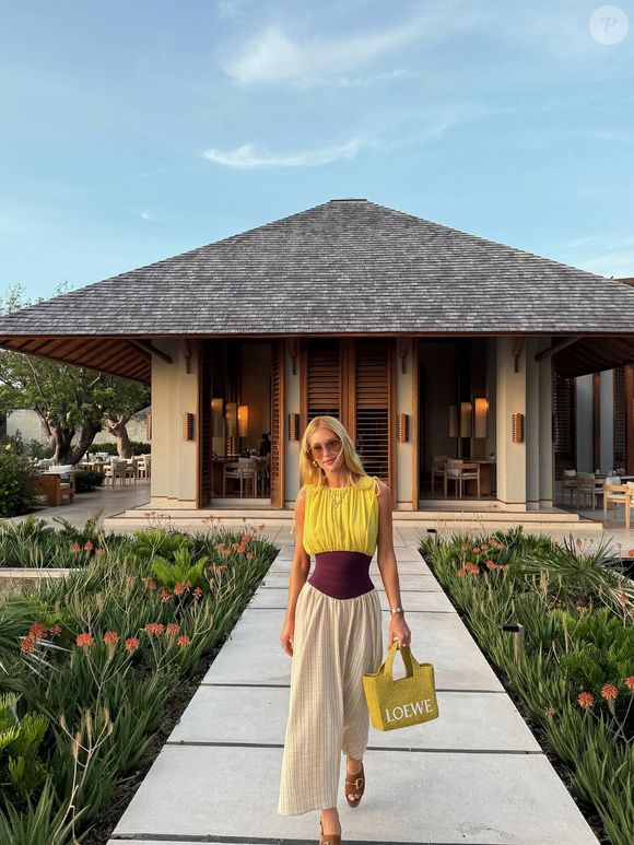 Leve, fluido e extremamente versátil, o modelo maxi combina perfeitamente com sandálias rasteiras, flats minimalistas e até versões de tiras mais elaboradas, criando produções descomplicadas para dias à beira-mar.