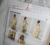Para a ocasião, Kardashian vestiu um modelo midi justo em tom marfim, adornado com detalhes em renda delicada e finalizado com um casaco de pele combinando, usado sobre os ombros.