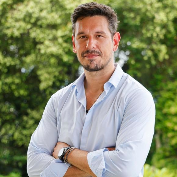 Novela 'Vale Tudo': Renato (João Vicente Castro) descobre que Odete armou o trabalho de Solange fora do país.