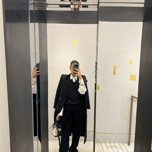 Alfaiataria moderna compôs o look de Bruna Marquezine: fã da tendência de looks corporativos, famosa trouxe o tênis em preto e branco para deixar a produção mais descontraída
