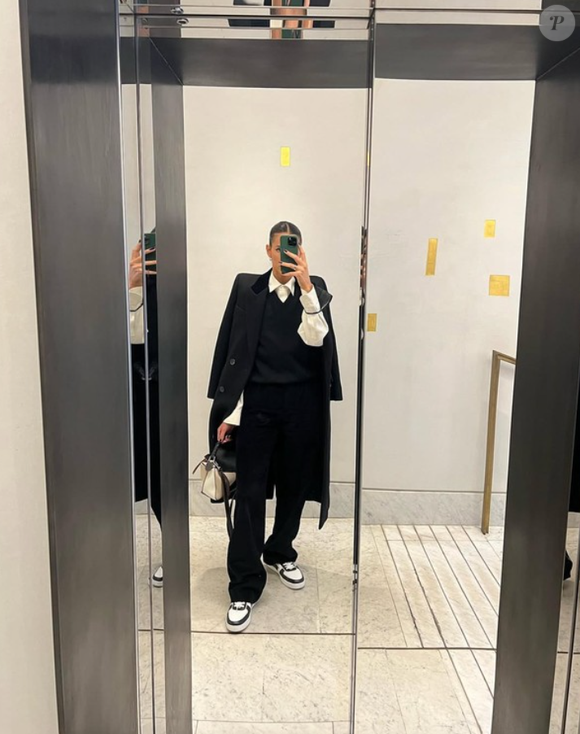 Alfaiataria moderna compôs o look de Bruna Marquezine: fã da tendência de looks corporativos, famosa trouxe o tênis em preto e branco para deixar a produção mais descontraída