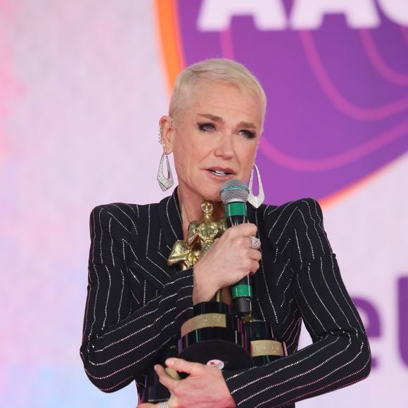 Xuxa não gostou de ser cobrada por sua reação diante de homenagens