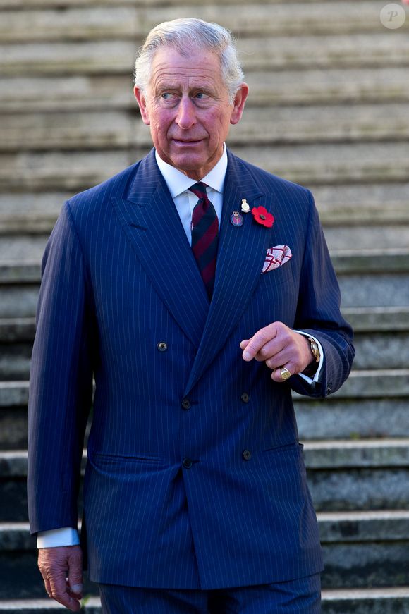 Rei Charles III tem sido pressionado para punir Meghan por usar os títulos reais dos filhos para atrair compradores para sua marca, segundo o tabloide Radar Online