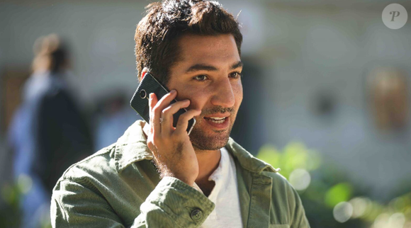 O ator Berkay Ateş, que interpreta o cruel Cengiz, vilão e padrasto de Melek, em 'Mãe' vive Ozan Akınsel, um jornalista idealista em 'Chamas do Destino'