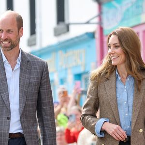 Kate Middleton combinou camisa azul com esse blazer em tom neutro