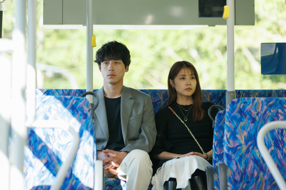 Depois de meses, ela conhece Naruse, por quem sente uma conexão que não consegue explicar