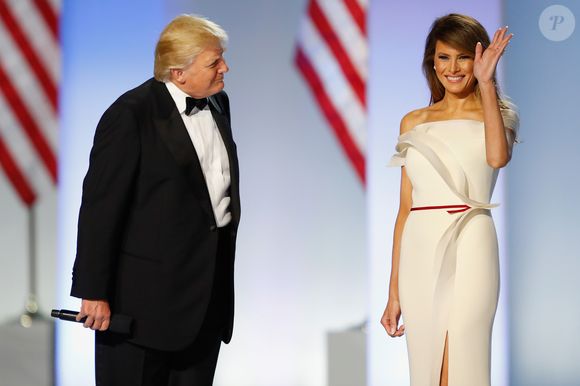 Melania Trump desperta atenção no mundo inteiro, seja pelo estilo fashionista ou pela forma como, mesmo de maneira discreta, se mantém alinhada às pautas controversas do marido