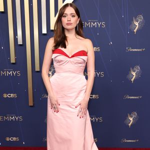 Aimee Lou Wood de Alexander McQueen no tapete vermelho do Emmy 2025