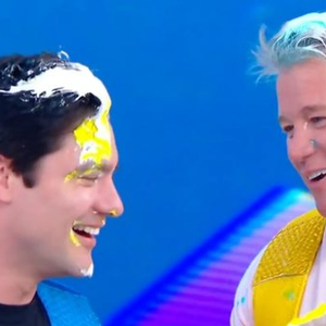 Visivelmente abalado, o artista criticou o foco da mídia em temas negativos. "[Nosso jornalismo] só sobrevive de falar mal dos outros, de tragédia, de fofoca, de fake news. Resolvi vir aqui fazer um pronunciamento sobre toda essa mídia que tá falando sobre essa carinha aqui conhecida", declarou.