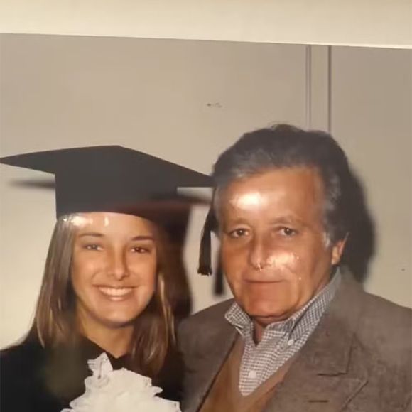 Ticiane Pinheiro recordou uma foto ao lado do pai, Fernando Pinheiro, e contou que foi ele quem pagou as parcelas da faculdade