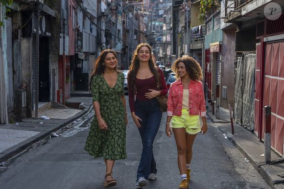 Lígia (Dira Paes) e Gerluce (Sophie Charlotte) são mãe e filha em Três Graças e protagonizam a primeira grande virada da novela