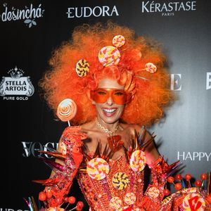 Fantasia de Adriane Galisteu inspirada em apostas e beats para o Baile da Vogue fez apresentadora perder seguidores
