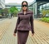 O New Balance 327V1 marrom combina com trench coats, peças de sobreposição atemporais que se destacam nos dias de meia-estação e ajudam a criar produções elegantes e confortáveis