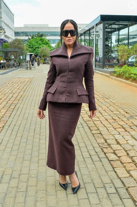 O New Balance 327V1 marrom combina com trench coats, peças de sobreposição atemporais que se destacam nos dias de meia-estação e ajudam a criar produções elegantes e confortáveis