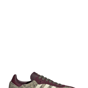 A tradicional silhueta retrô das Adidas Samba permanece intacta, mas a estampa floral em tons de verde, cáqui e rosa transforma completamente o visual do modelo