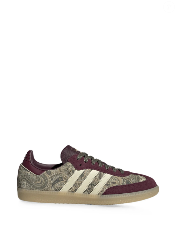 A tradicional silhueta retrô das Adidas Samba permanece intacta, mas a estampa floral em tons de verde, cáqui e rosa transforma completamente o visual do modelo