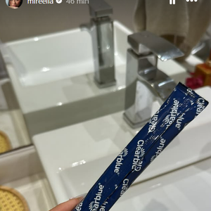 MC Mirella surpreende seguidores ao exibir teste de gravidez nos stories nesta sexta-feira (4)