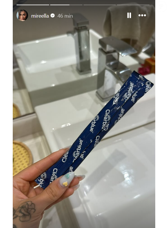 MC Mirella surpreende seguidores ao exibir teste de gravidez nos stories nesta sexta-feira (4)