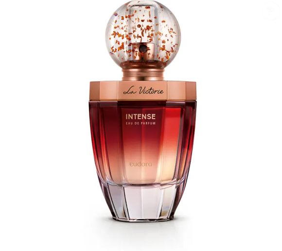 A fragrância La Victorie Intense, de Eudora, traz notas orientais, amadeiradas e luxuosas.
