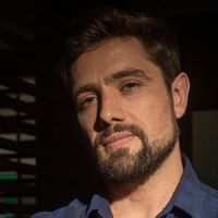 Rafael Cardoso irrita comunidade espírita por atitude em evento no RJ; equipe do ator de 'Além do Tempo' cita crise de pânico. Entenda!